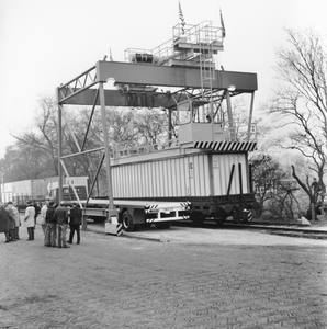 171644 Afbeelding van de ingebruikstelling van de containerkraan op het Containersteunpunt Noord-Nederland te Veendam.